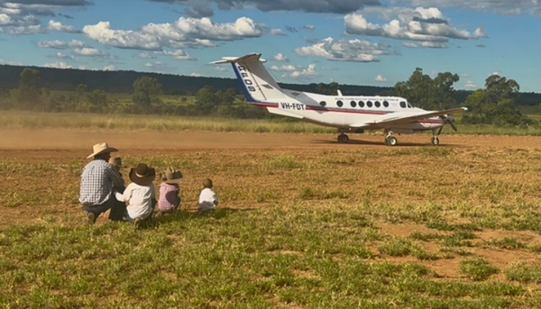 Family watching RFDS aircraft 