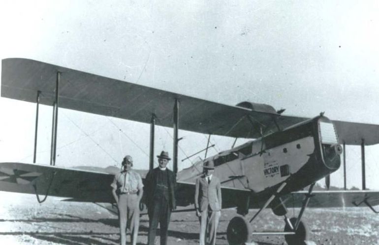 1928 The first flying doctor plane, called Victory, with pilot, doctor and Reverend Barber