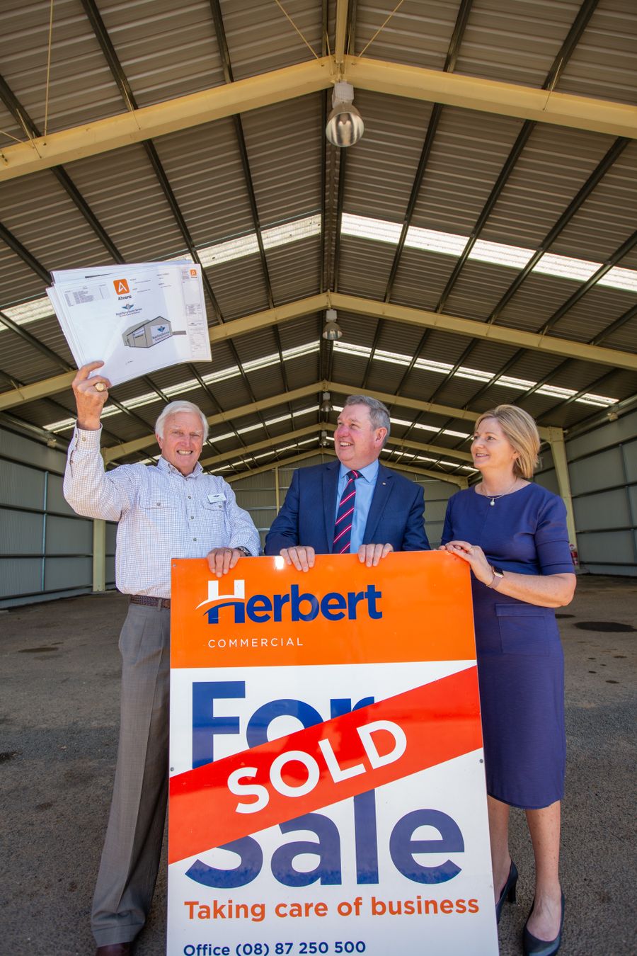 RFDS staff & supporters celebrate hangar sale