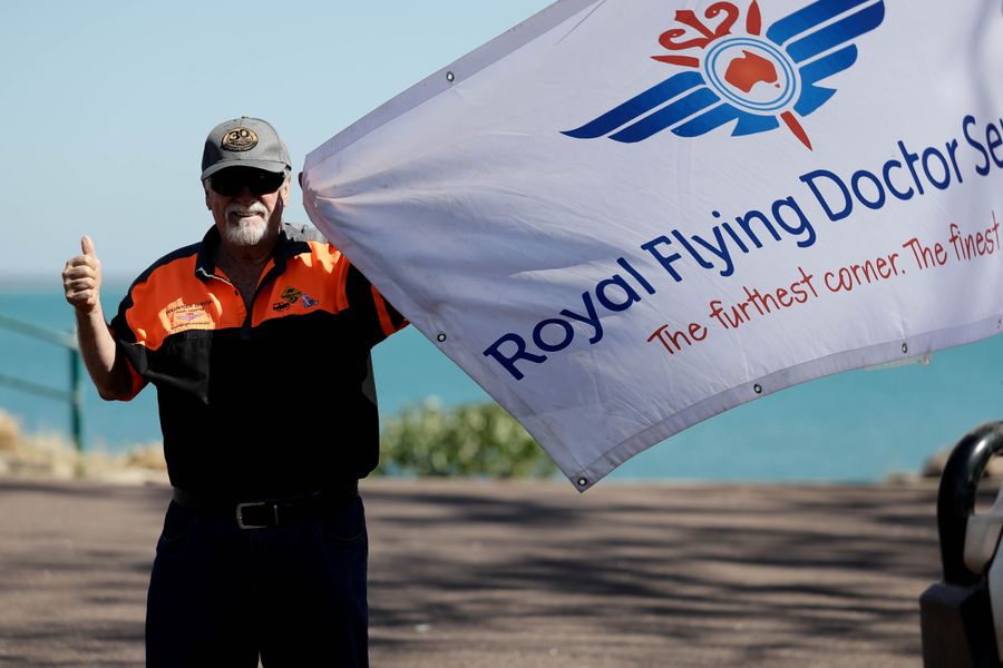 RFDS flag waving Trekkers off from Bondi