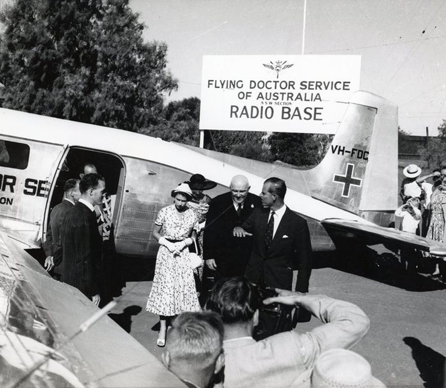 1954-people-historical-royals-queen-arrives-at-bh-base-dha-3-drover