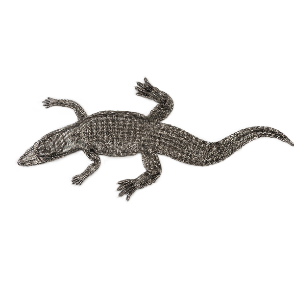 Sian Edwards, Crocodile, 2020, 820 (L) x 460 (W) x 20 (H) mm, Brass mesh, Argentium silver, onyx, Photo: Pedro Ros Sogorb. CROP