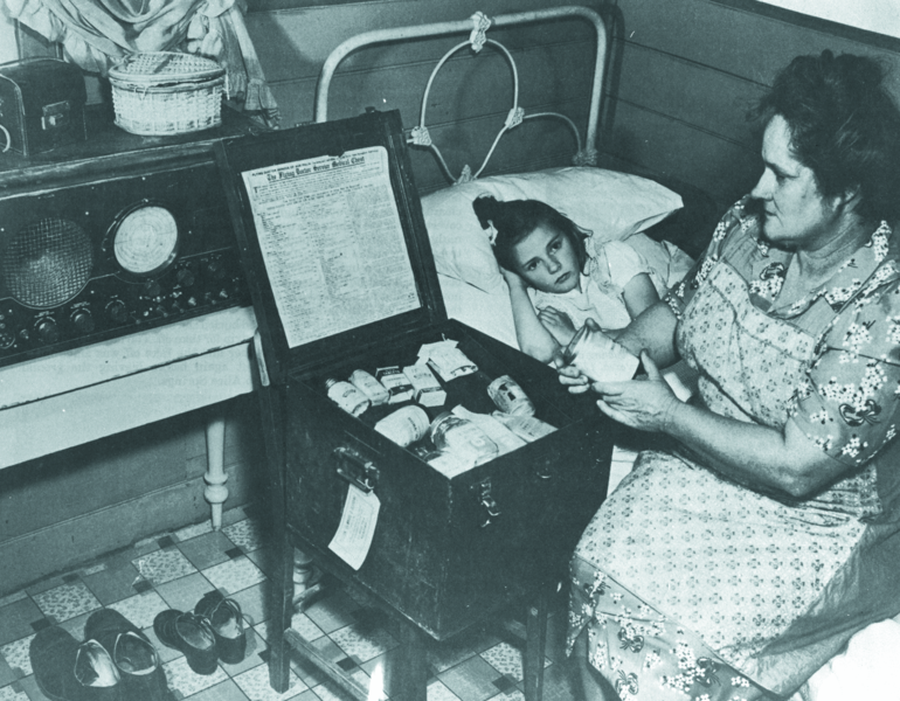 Judith Barlow and her mother pose for an image for the Flying Doctor
