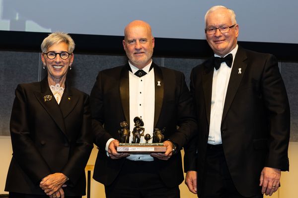 Chief Executive Scott Chapman receives Melbourne Achiever Award
