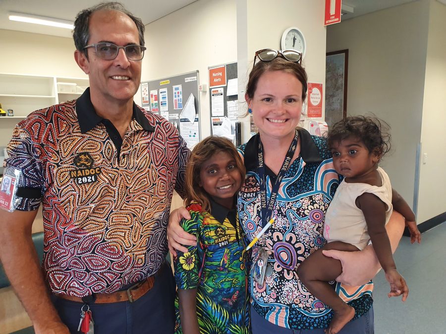 RFDS staff chats to Aboriginal man