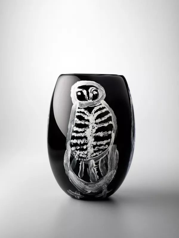 Nyanu Watson, Pitjantjatjara people, South Australia, born 1955, Pukatja (Ernabella), South Australia, Tjulpu, 2019, Kalka and Adelaide South Australia, glass, 30.0 x 20.0 cm; © Nyanu Watson/Ninuku Arts, photo: Grant Hancock