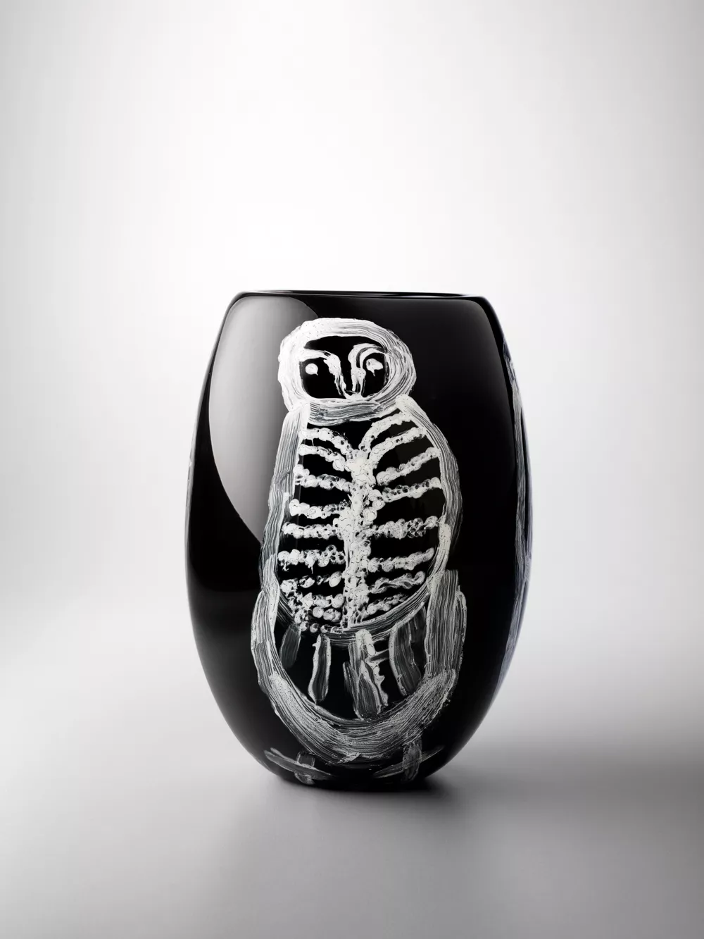 Nyanu Watson, Pitjantjatjara people, South Australia, born 1955, Pukatja (Ernabella), South Australia, Tjulpu, 2019, Kalka and Adelaide South Australia, glass, 30.0 x 20.0 cm; © Nyanu Watson/Ninuku Arts, photo: Grant Hancock