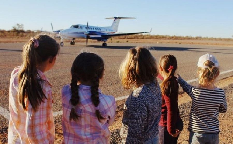 Children gather infront of RFDS air ambulance