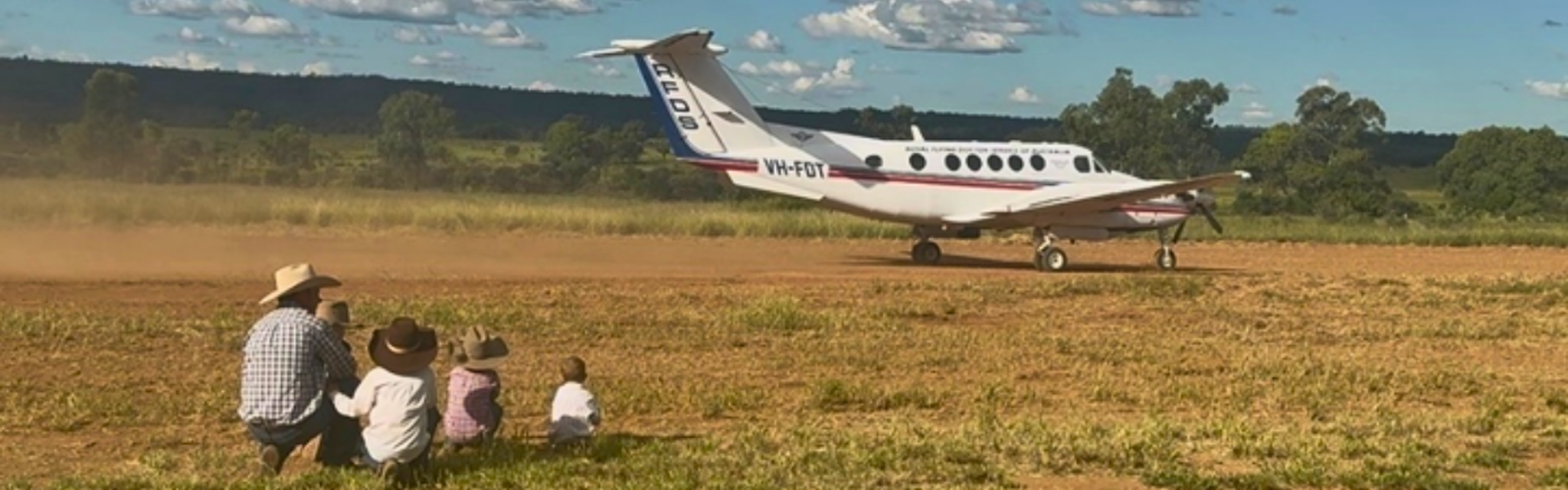 Family watching RFDS aircraft 