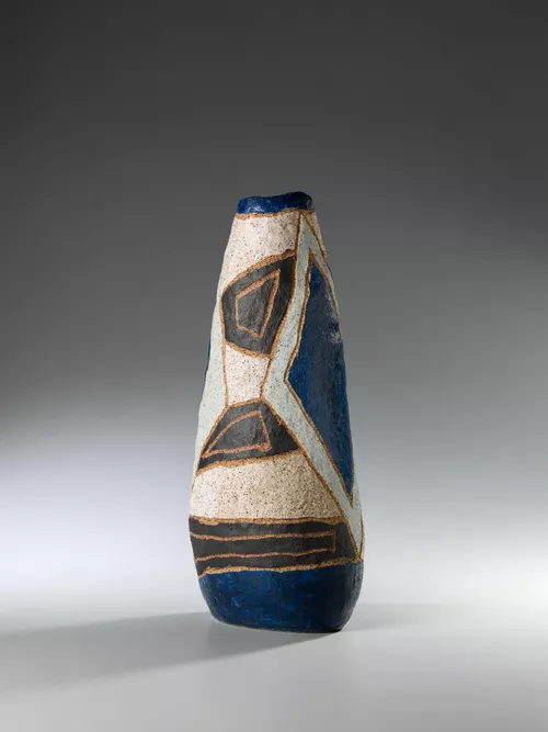 Pepai Jangala Carroll, Pitjantjatjara people, South Australia/Luritja people, Northern Territory, born Ikuntji (Haasts Bluff), Northern Territory 1950 Walungurru, 2020, Pukatja (Ernabella), South Australia, stoneware, 53.0 x 22.0 x 19.0 cm © Pepai Jangala Carroll/Ernabella Arts